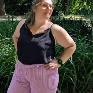 Top noir grande taille style caraco