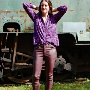 pantalon enduit brillant prune